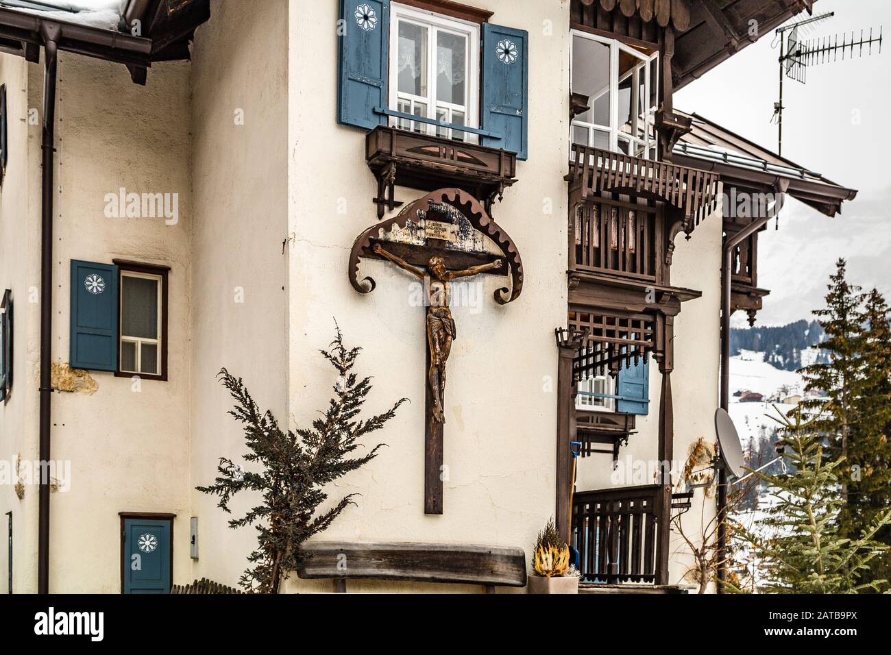 Badia (BZ), 10. februar 2019: Licht ist leuchtende Statue der Kreuzigung in Badia Stockfoto