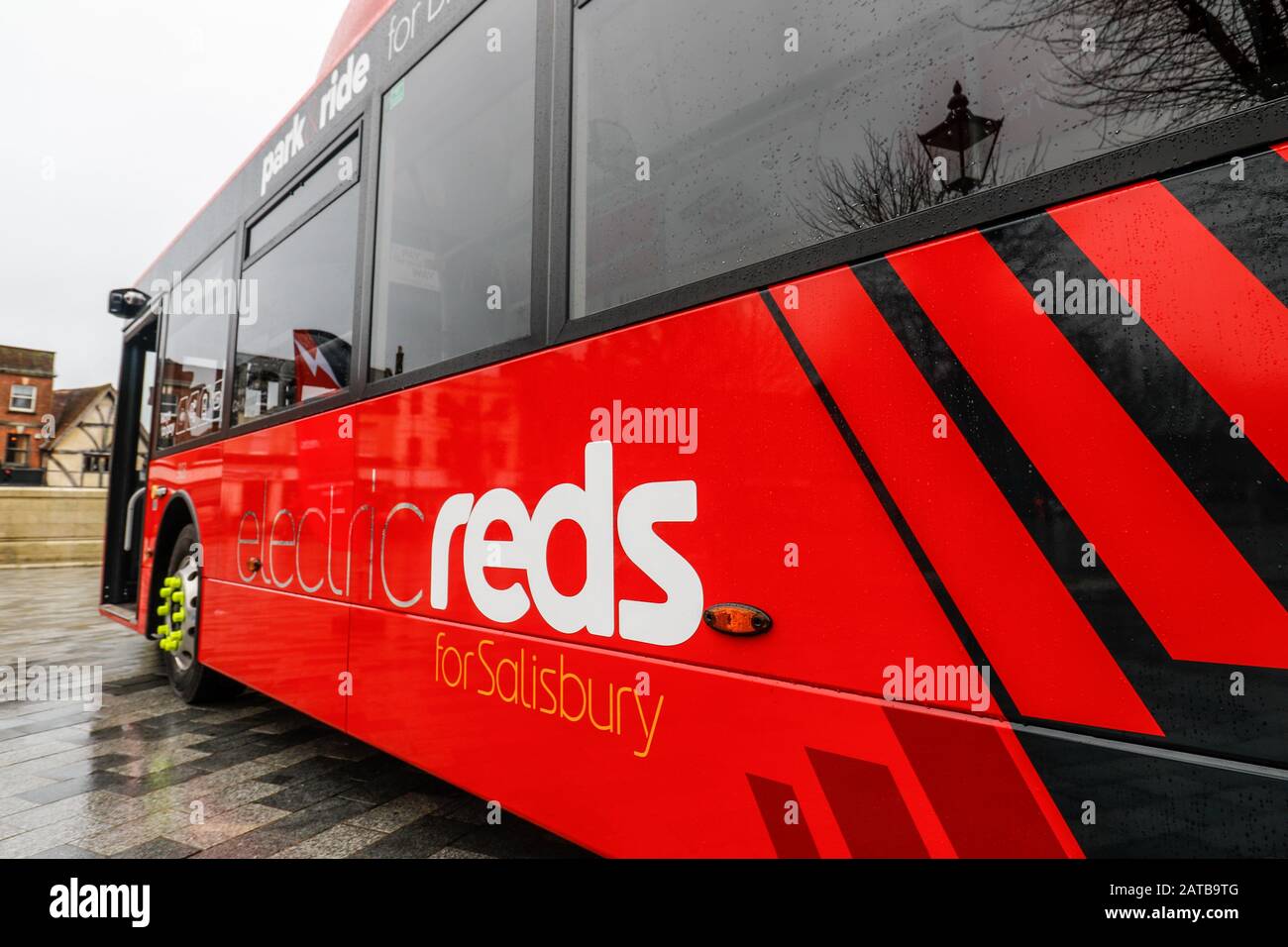 Salisbury Reds Electric Bus Start in Salisbury Guildhall, 30. Januar 2020. Eine Gesamtinvestition von 1,2 Millionen £ebnete nach einem erfolgreichen Angebot des örtlichen Busbetreibers und des Wiltshire Council für 600.000 £staatliche Förderung den Weg für die neuesten Erweiterungen des Park- und Fahrdienstleistungsangebots der Stadt. Der Umzug bedeutet umweltfreundlichere und sauberere Reisen durch die Region. Salisbury Reds ist Teil Von Go South Coast Stockfoto