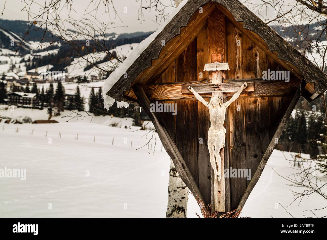 Badia (BZ), 10. februar 2019: Licht ist leuchtende Statue der Kreuzigung in Badia Stockfoto
