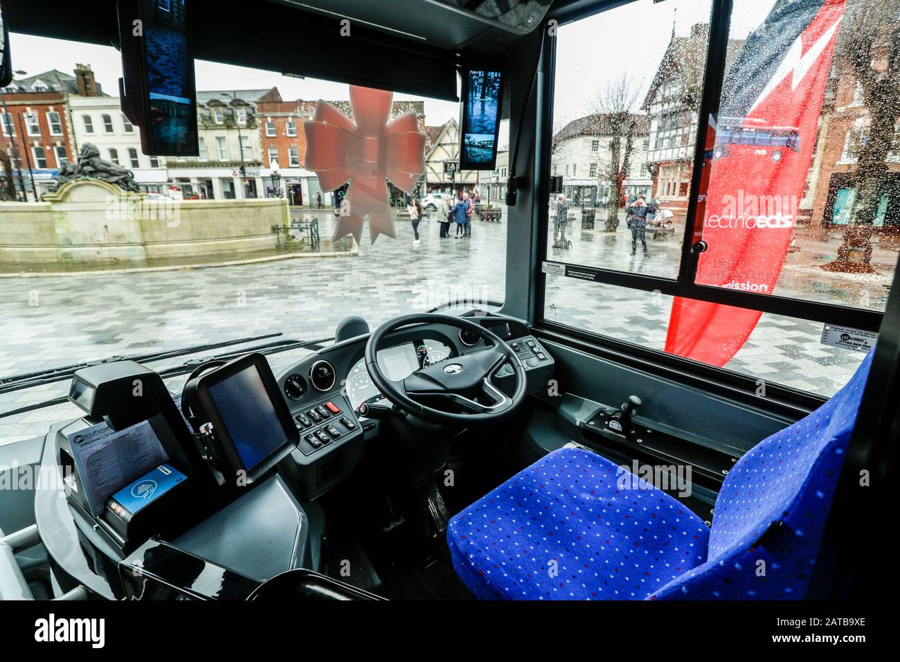 Salisbury Reds Electric Bus Start in Salisbury Guildhall, 30. Januar 2020. Eine Gesamtinvestition von 1,2 Millionen £ebnete nach einem erfolgreichen Angebot des örtlichen Busbetreibers und des Wiltshire Council für 600.000 £staatliche Förderung den Weg für die neuesten Erweiterungen des Park- und Fahrdienstleistungsangebots der Stadt. Der Umzug bedeutet umweltfreundlichere und sauberere Reisen durch die Region. Salisbury Reds ist Teil Von Go South Coast Stockfoto