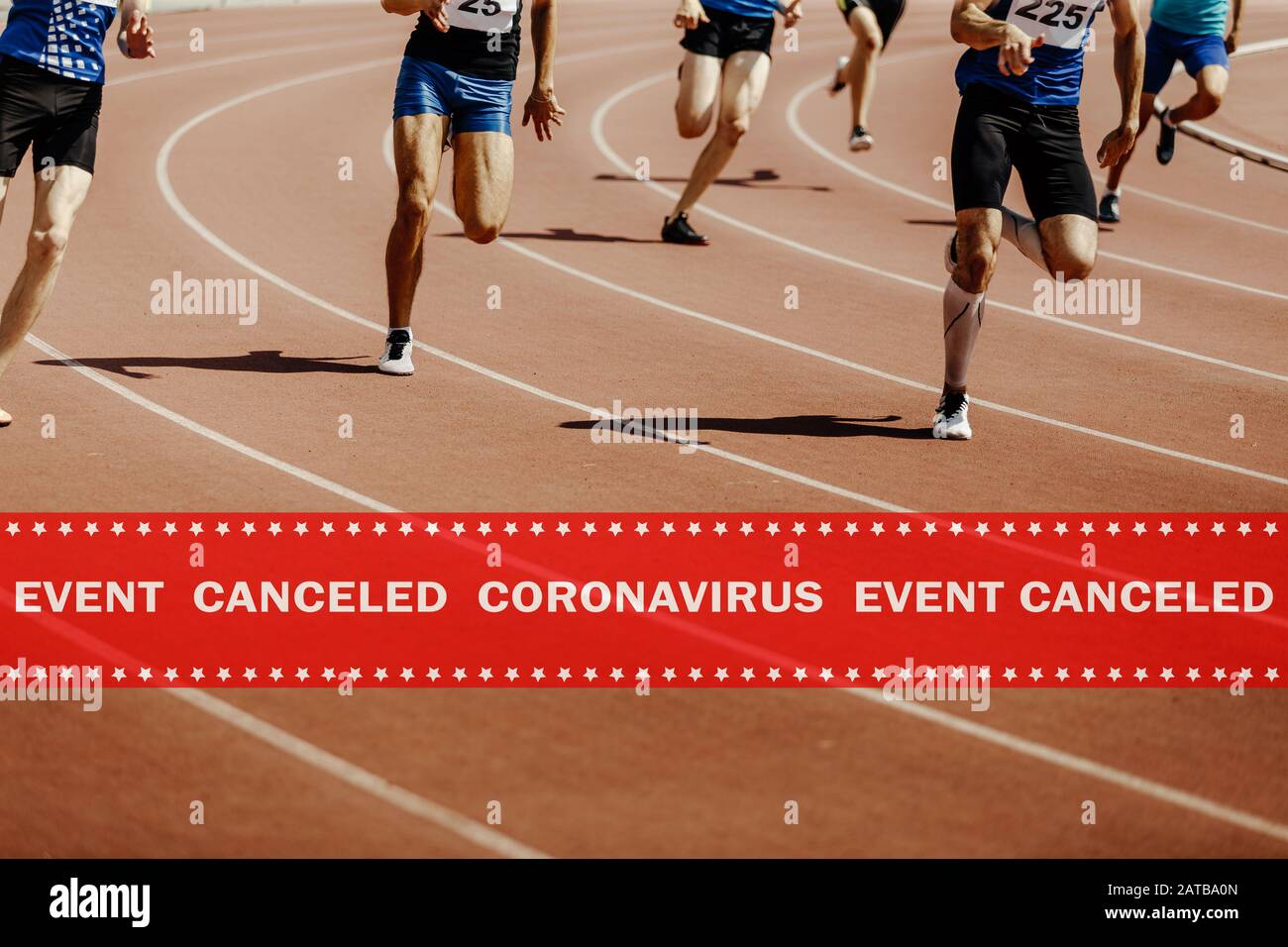 Warnungsband Veranstaltung abgesagt Coronavirus im Hintergrund laufen Athleten in der Leichtathletik Stockfoto
