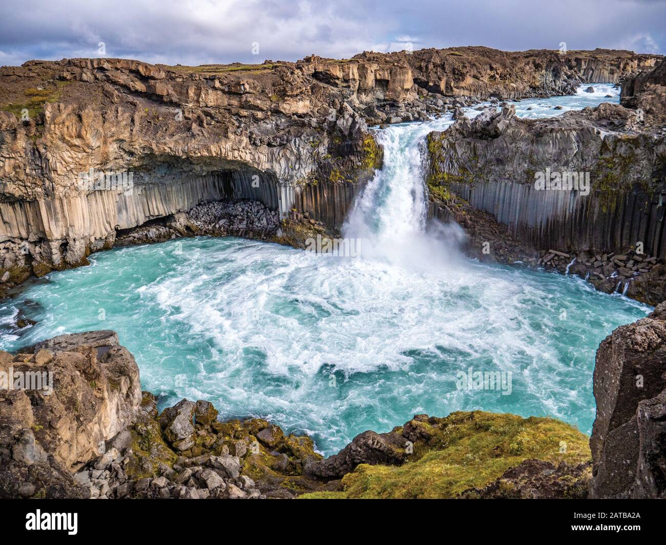 Der Aldeyjarfoss Wasserfall im Herzen Inseln. Mit 20 Meter Falltiefe liegt er im Lavafeld Frambruni und entspringt dem Fließ Skjálfandafljót. Stockfoto Der Aldeyjarfoss Wasserfall im Herzen Inseln. Mit 20 Meter Falltiefe liegt er im Lavafeld Frambruni und entspringt dem Fließ Skjálfandafljót. Stockfoto