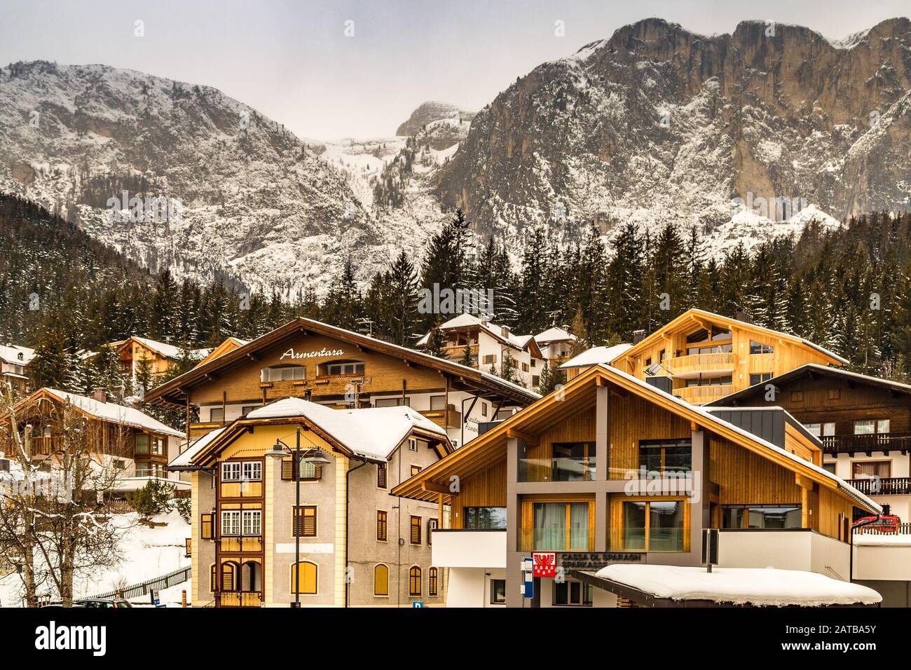 Badia (BZ), 10. februar 2019: Schnee bedeckt die Gebäude von Badia Stockfoto
