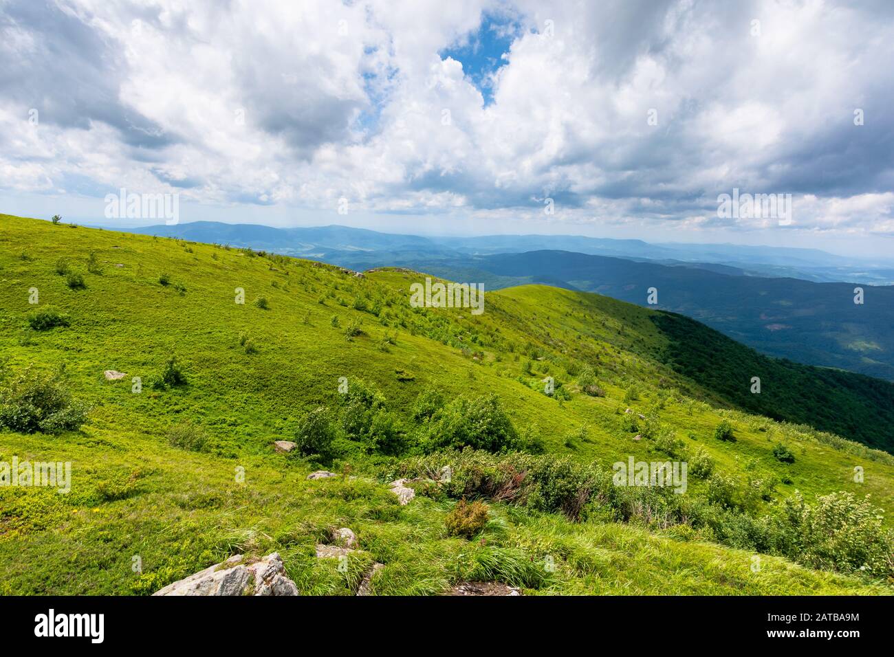 Grüne Wiesen, Berge mit Wolken am Himmel. schönen Sommer Natur Landschaft der Karpaten. Tolle reisen Landschaft Stockfoto