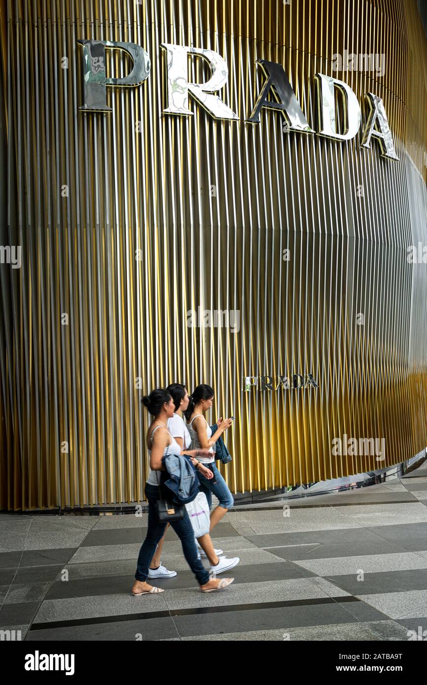 Singapur, Januar 2020. Die Geschäfte vor dem Eingang des ION Orchard Einkaufszentrums. Stockfoto