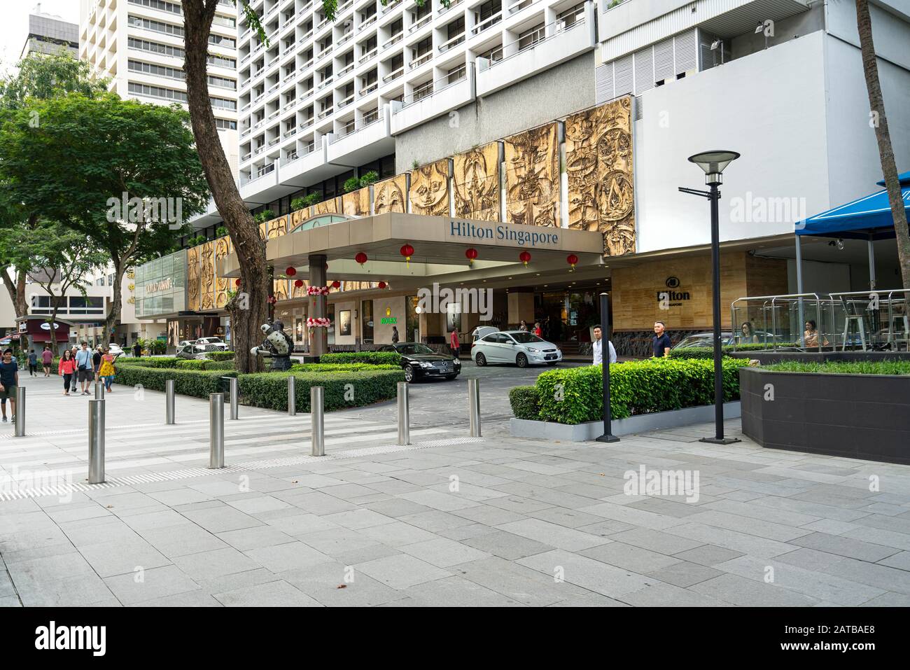 Singapur, Januar 2020. Blick auf den Eingang des Hilton-Hotels Stockfoto