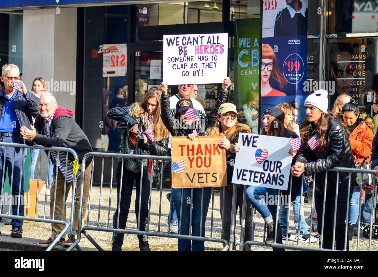 Tausende nahmen am 11. November 2019 an der jährlichen Veteran's Day Parade entlang der 5th Avenue in New York City Teil. Stockfoto