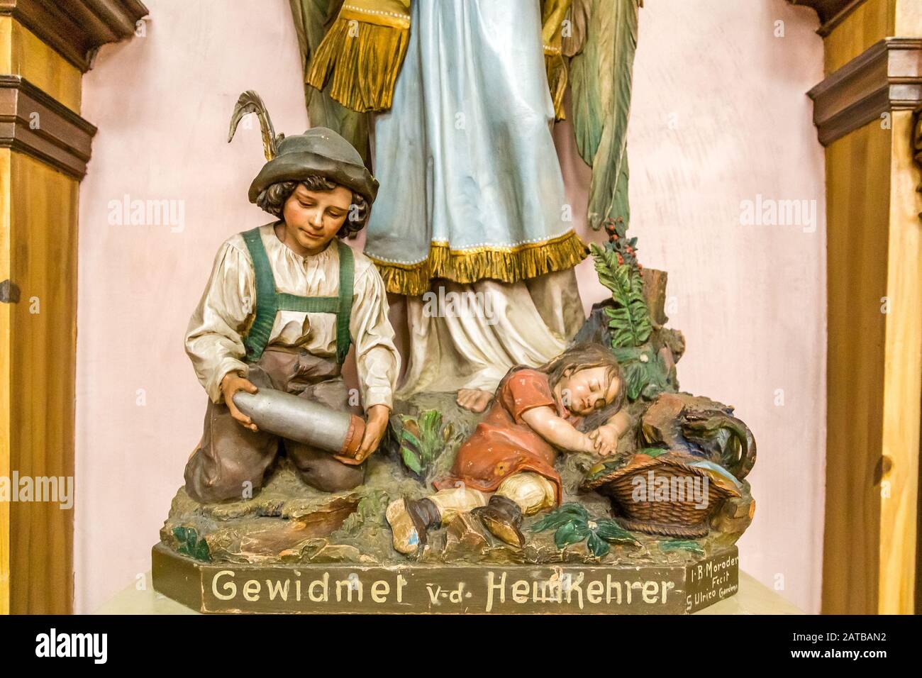 Badia (BZ), 10. februar 2019: Licht ist eine leuchtende Statue von Kindern in der Kirche des heiligen Jakobus, des Apostels und des heiligen Leonardo aus Noblac Stockfoto