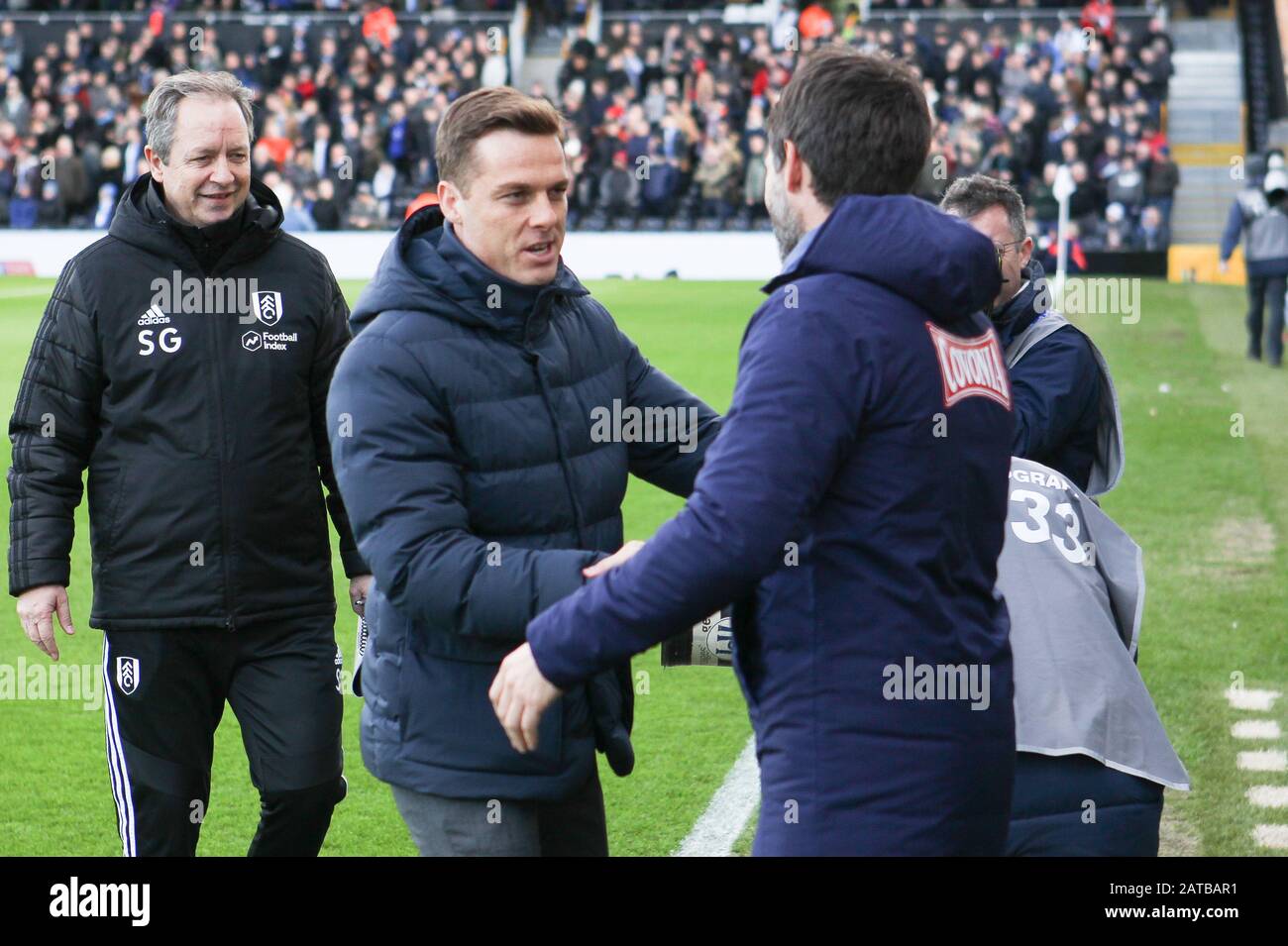 London, Großbritannien. Februar 2020. London, Großbritannien. Fulham Manager Scott Parker begrüßt Huddersfield Town Manager Danny Cowley während des EFL Sky Bet Championship Matches zwischen Fulham und Huddersfield Town im Craven Cottage, London, England am 1. Februar 2020. Foto von Ken Sparks. Nur redaktionelle Nutzung, Lizenz für kommerzielle Nutzung erforderlich. Keine Verwendung bei Wetten, Spielen oder einer einzelnen Club-/Liga-/Spielerpublikationen. Kredit: UK Sports Pics Ltd/Alamy Live News Stockfoto