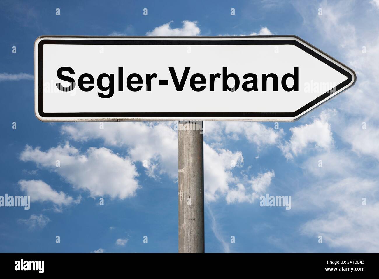 Detailfoto eines Wegweisers mit der Aufschrift Segler-Verband (Sailors-Verband) Stockfoto