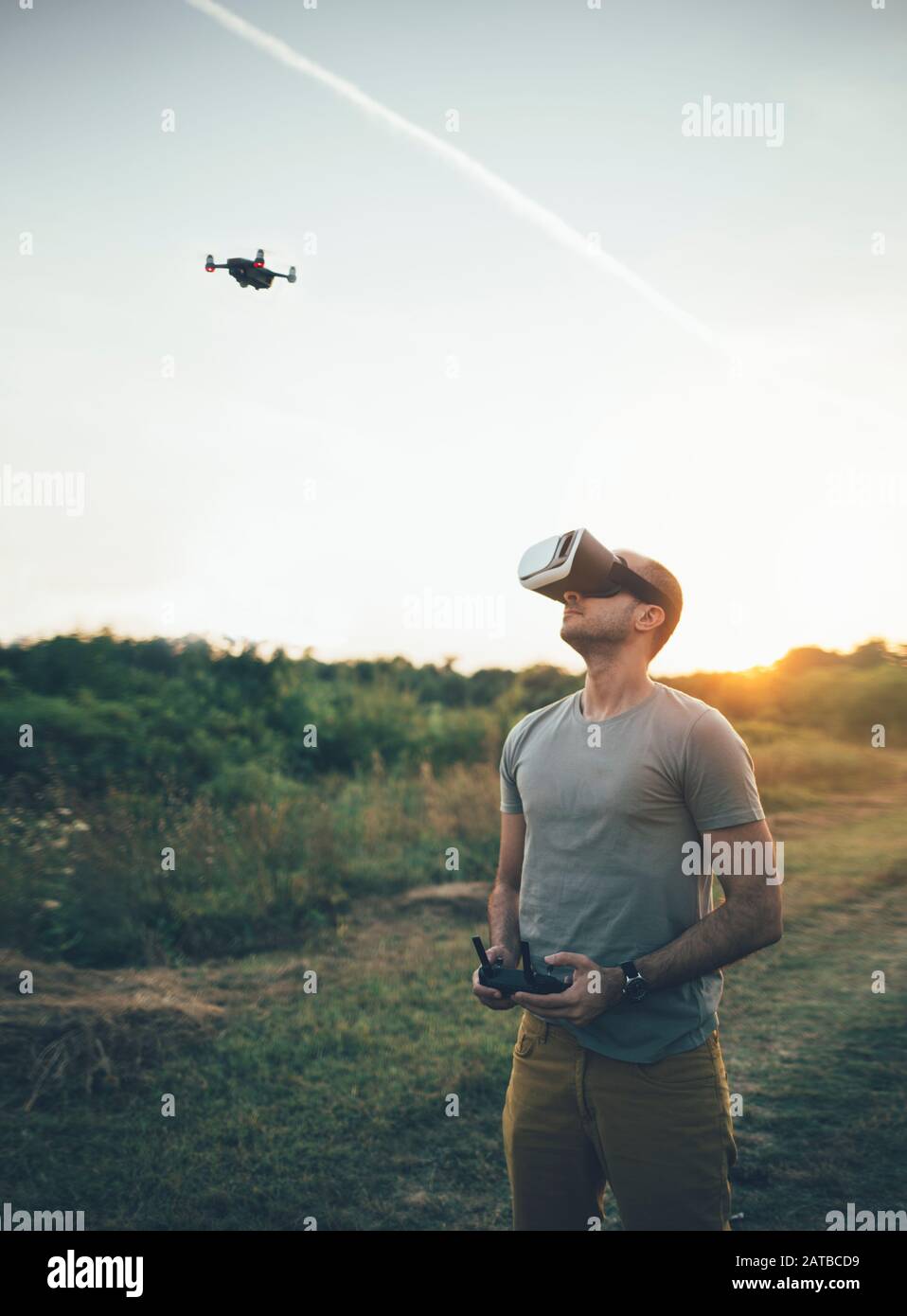 Drohnenpilot mit Virtual-Reality-Headset, das Fotos und Videos macht Stockfoto