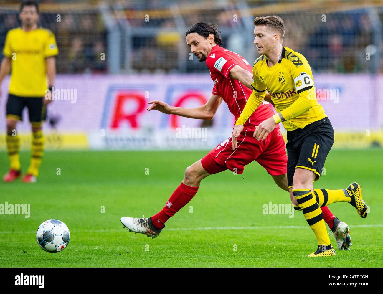 Dortmund, Deutschland. Februar 2020. Fußball: Bundesliga, Borussia Dortmund - 1 FC Union Berlin, 20. Spieltag im Signal Iduna Park. Dortmunds Marco Reus (r) und Berlins Neven Subotic kämpfen um den Ball. Kredit: Guido Kirchner / dpa - WICHTIGER HINWEIS: Gemäß den Vorschriften der DFL Deutsche Fußball Liga und des DFB Deutscher Fußball-Bund ist es untersagt, im Stadion und/oder aus dem fotografierten Spiel in Form von Sequenzbildern und/oder videoähnlichen Fotoserien auszunutzen oder auszunutzen./dpa/Alamy Live News Credit: Dpa Picture Alliance / Alamy Live News Stockfoto