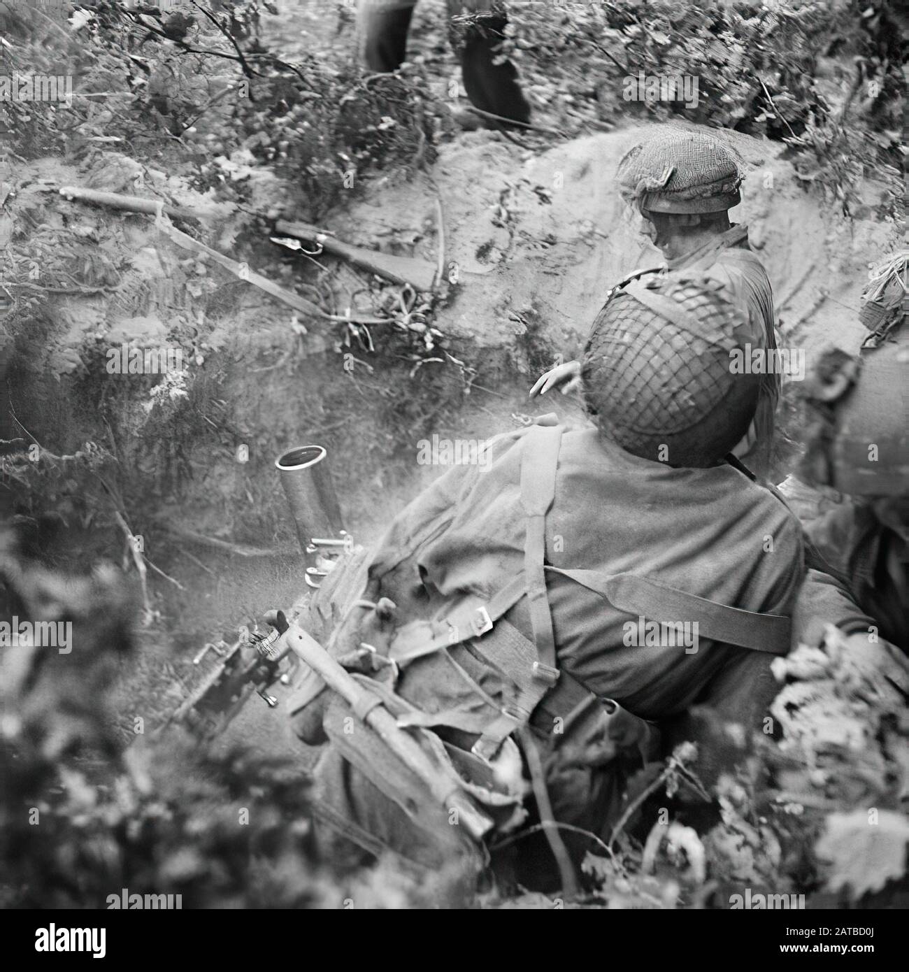 3-Zoll-Mörserteam aus Nr.23-Mörsergranat (Handcarts) Platoon of Support Company, 1st Border Regiment, 1st Airborne Division, in Aktion im Oosterbeek-Umkreis, 21. September 1944. Stockfoto