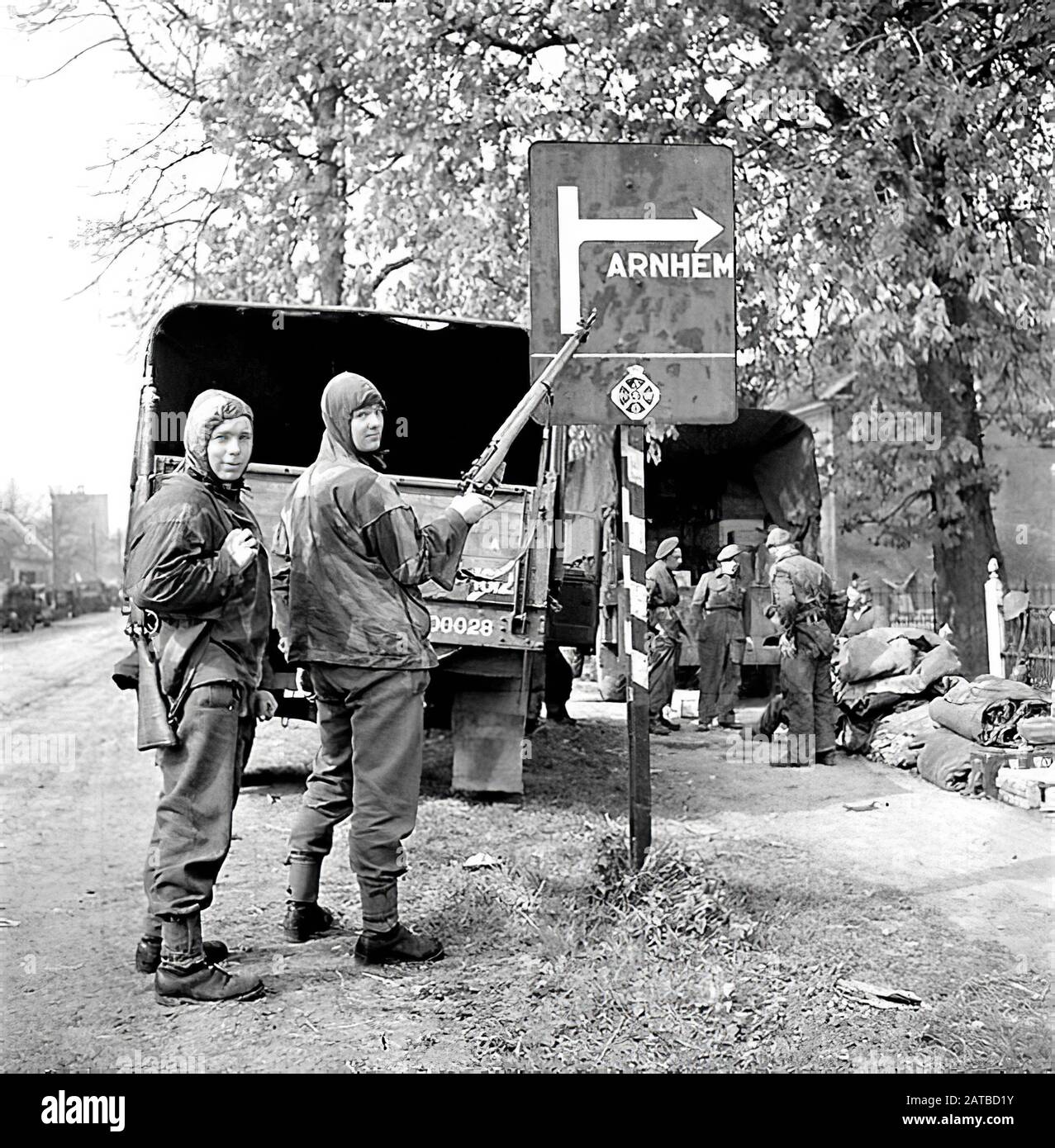 Die Befreiung der Niederlande. Privater George Pope und privater Dennis Townsend Point mit Gewehren am Straßenschild, die Arnheim zeigen Stockfoto