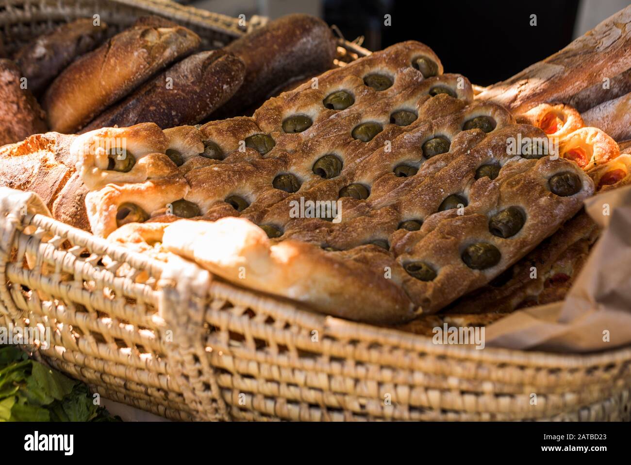 Korb mit Olivem Brot und anderen Broten Stockfoto