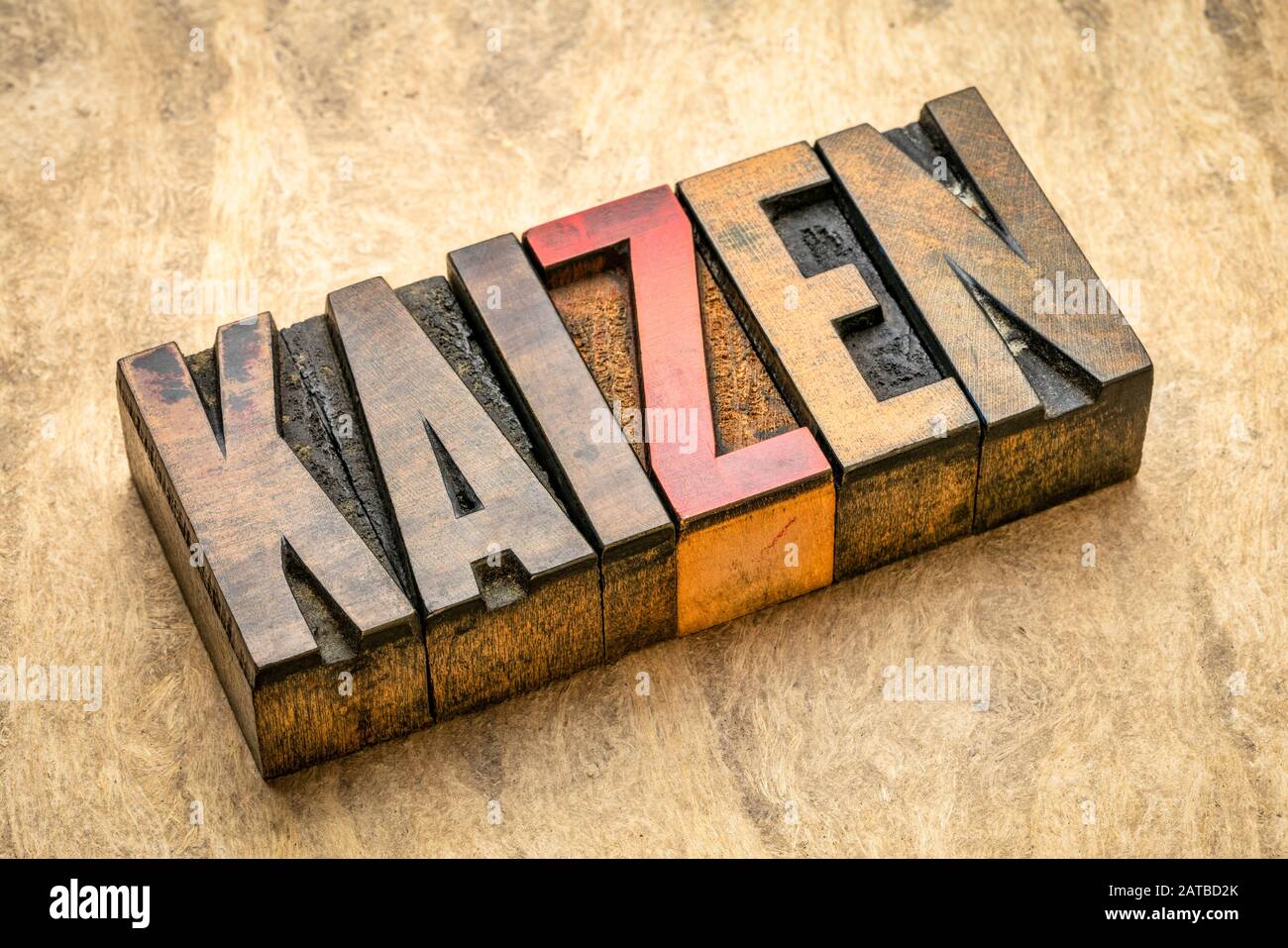 Kaizen - japanische kontinuierliche Verbesserung und eine Änderung für ein besseres Konzept - Wortabstrakte in Vintage Letterpress-Holzart Stockfoto