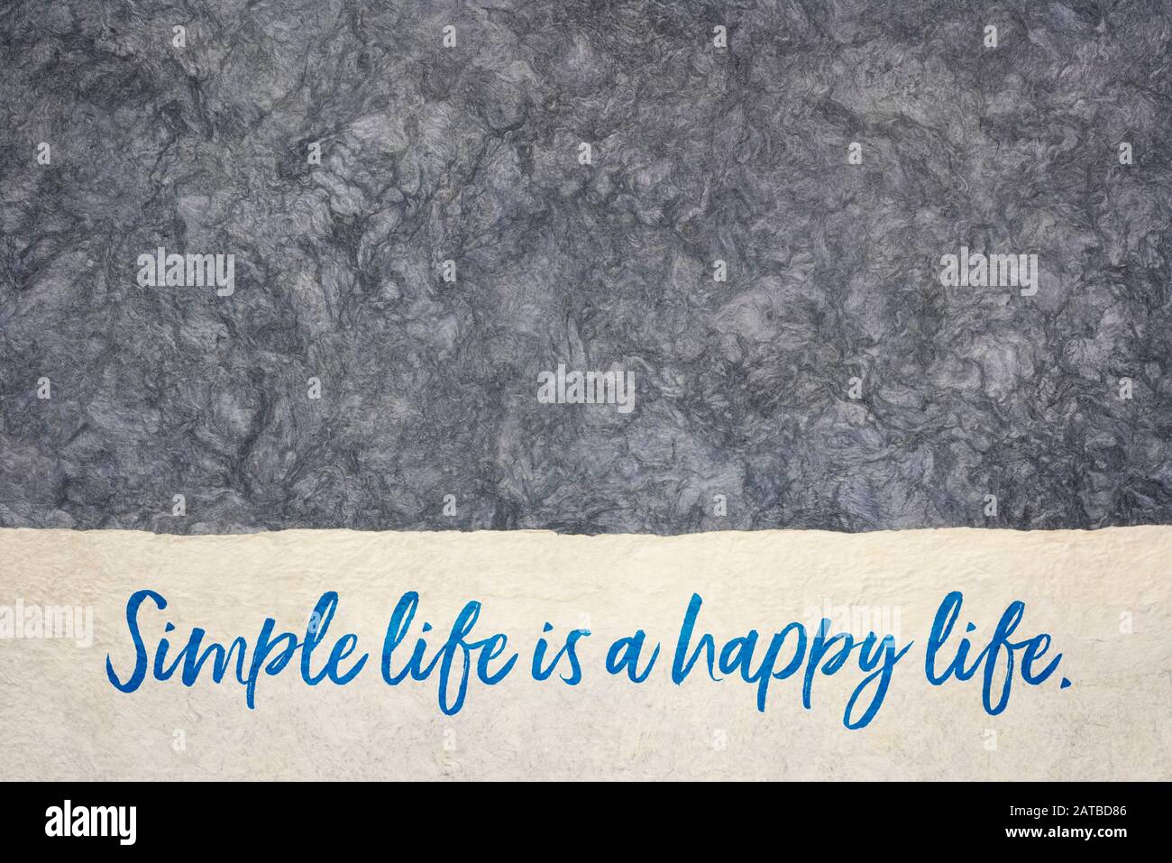 Das einfache Leben ist eine inspirierende Handschrift des glücklichen Lebens auf einem strukturierten, amaten Rindenpapier, Lifestyle- und Denkkonzept Stockfoto