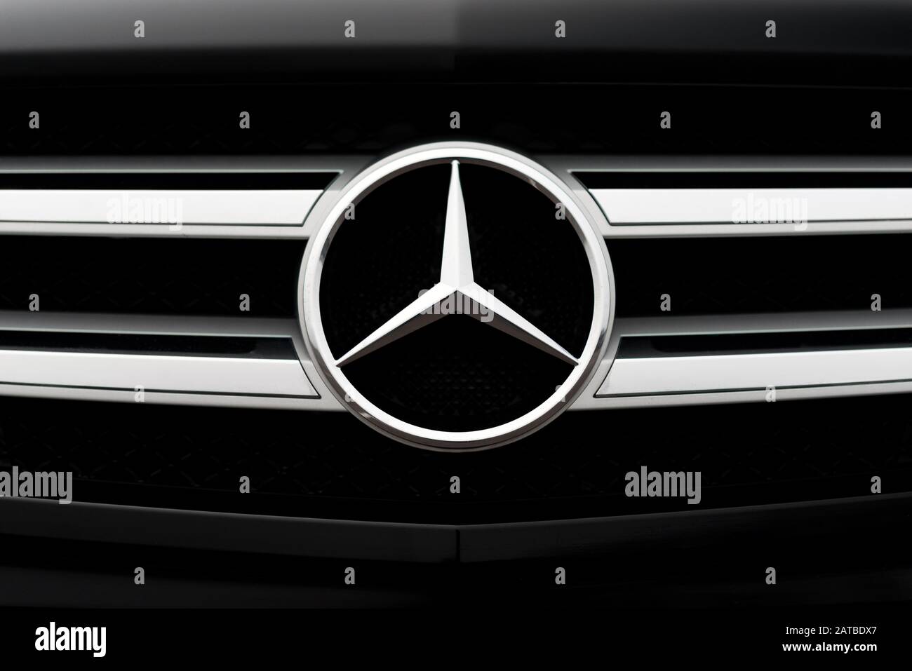 Kiew, Ukraine - 28. Januar 2020: Close-Up-Logo Mercedes auf einem Frontwagen Stockfoto