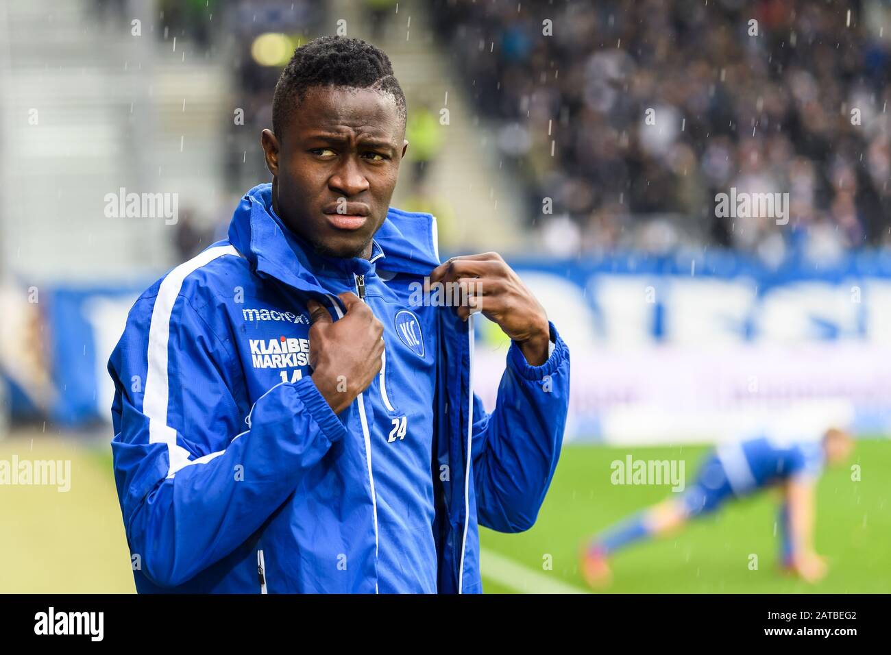 Karlsruhe, Deutschland. Februar 2020. Neu bei der Ankunft Babacar Gueye (KSC) Porträt, Porträt, Kopfbild, Kopf, Slips auf der Track Jacket. Deutschland/Fußball/2. Bundesliga: Karlsruher SC - Holstein Kiel, 01.02.2020 Fußball/Fußball: 2. Bundesliga: KSC gegen Holstein Kiel, Karlsruhe, 1. Februar 2020 weltweite Nutzung Credit: Dpa/Alamy Live News Credit: Dpa Picture Alliance/Alamy Live News Stockfoto