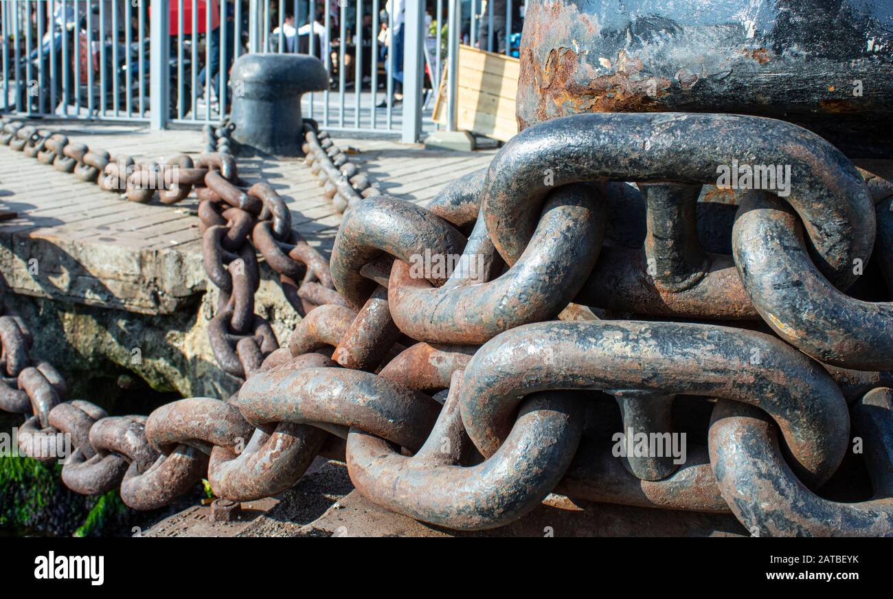 Collard und Kettenschluss. Sie haben eine schwarze Farbe und einige Teile sind rostig. Sie dient zur Befestigung des Schiffes am Hafen. Stockfoto