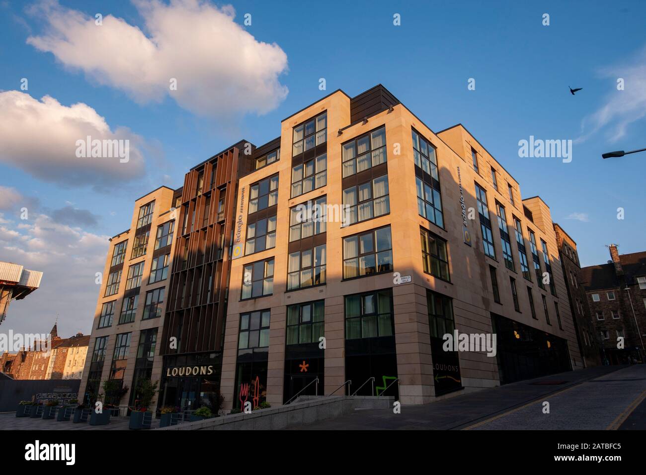 Loudons Eingang im New Waverley Entwicklungsgebäude. Stadtbild/Reisefotografie von Edinburgh von Pep Masip. Stockfoto