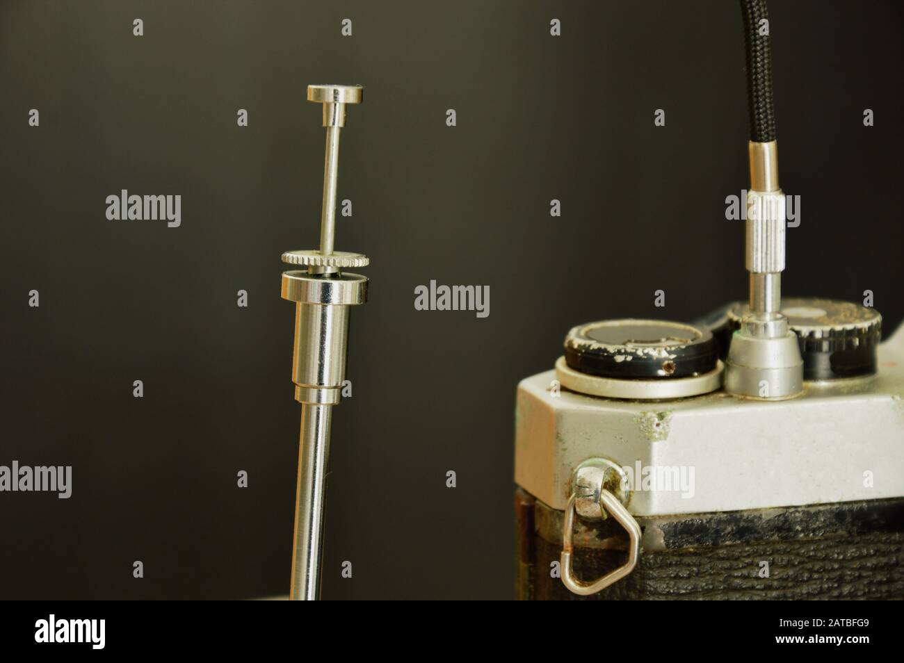 Klassisches Shutter-Kabel, das auf der Filmkamera sofort einsatzbereit ist Stockfoto