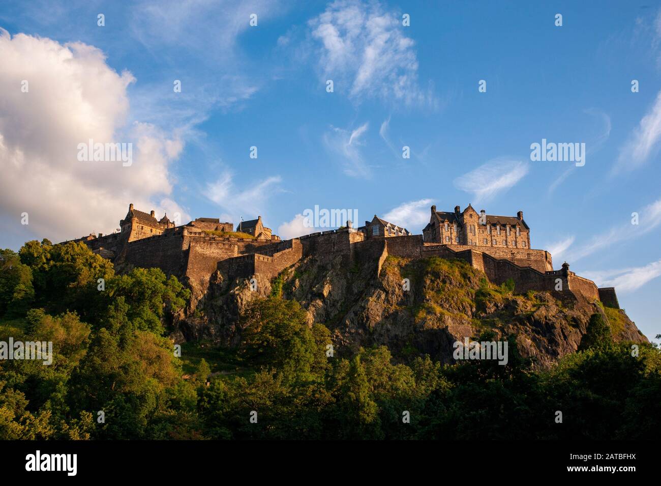 Schloss Edinburgh, von den Gärten der Princes Street aus gesehen. Stadtbild/Reisefotografie von Edinburgh von Pep Masip. Stockfoto