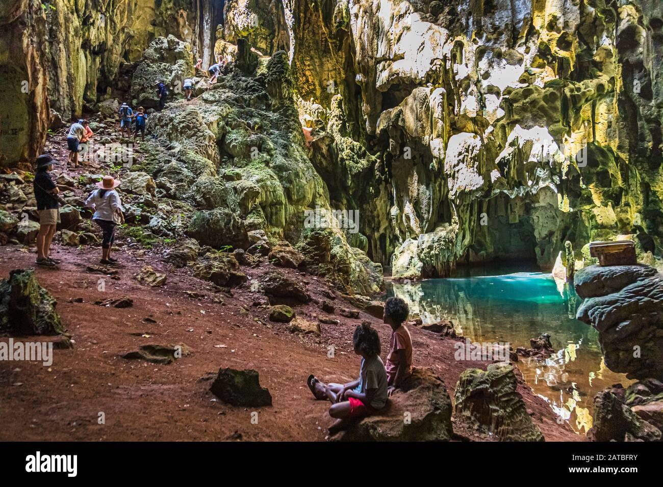 Einheimische in einer Brackwasserhöhle auf der Panasia-Insel, Papua-Neuguinea. Vorsichtig fühlt sich eine Reisegruppe auf den Grund der natürlichen Höhle Stockfoto