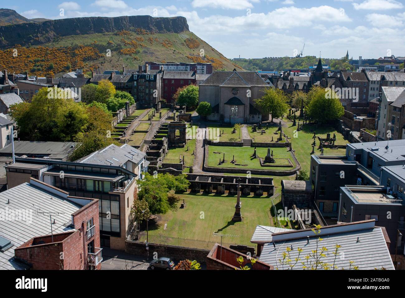 Canongate Kirkyard und Salisbury Crags, wie von oben gesehen. Stadtbild/Reisefotografie von Edinburgh von Pep Masip. Stockfoto