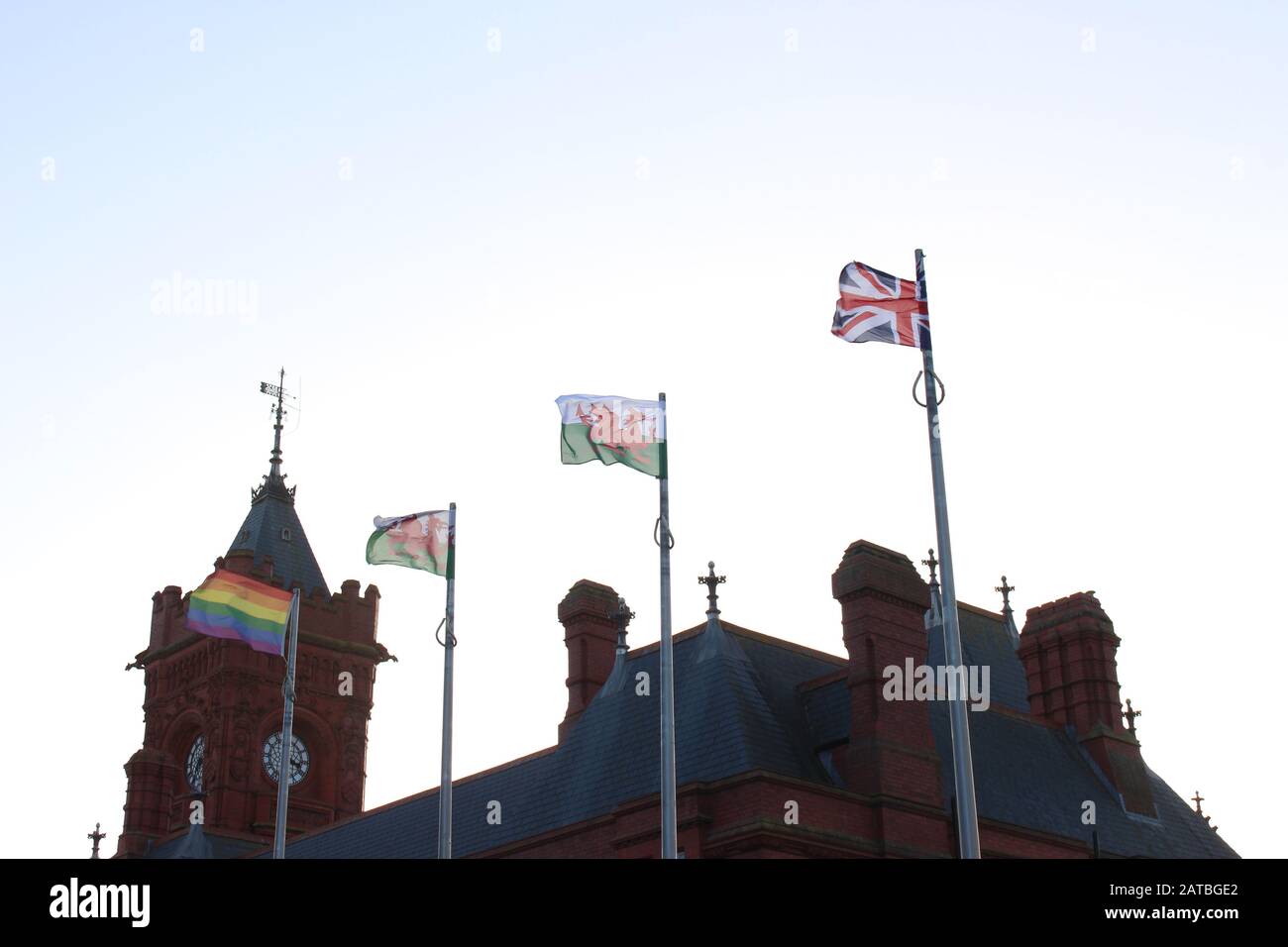 Ein Foto der Flaggen außerhalb der Nationalversammlung für Wales, Cardiff Bay, Cardiff, Großbritannien, am 1. Februar 2020, am Tag nach dem Ausscheiden des Vereinigten Königreichs aus der EU. Stockfoto