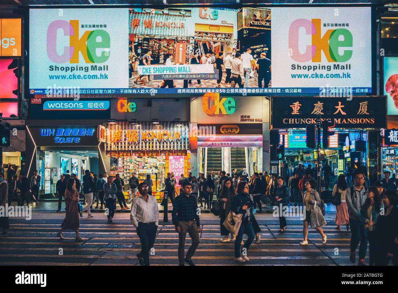 Hongkong - November 2019: Nächtliche Straßenüberquerung in Hongkong City, Tsim Sha Tsui Stockfoto