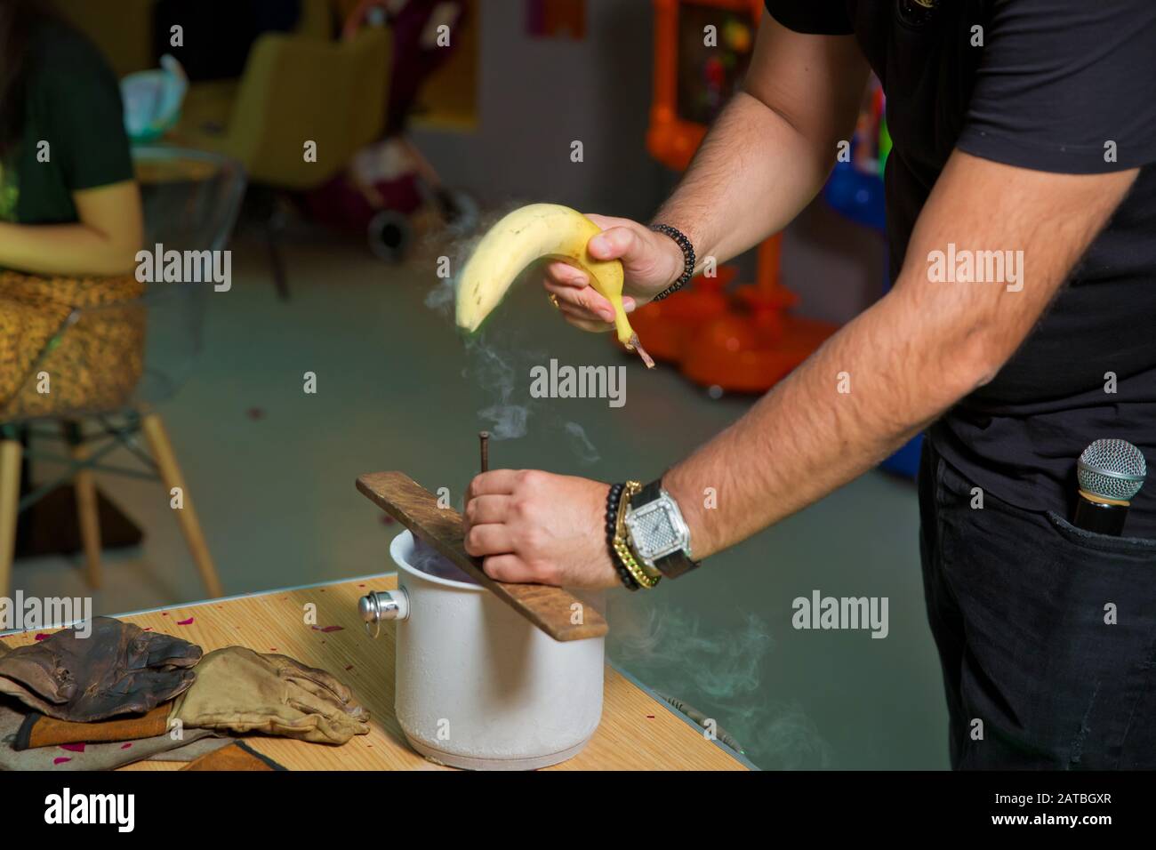 Mit Stickstoff gefrorene Bananen. Tauchen Sie eine Banane in Flüssigstickstoff -320 F ein und beachten Sie, wie kalt sie wird. Sie können davor einen Nagel in Holz schlagen Stockfoto