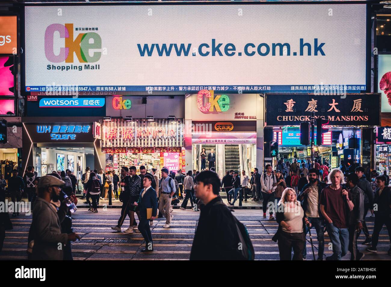 Hongkong - November 2019: Nächtliche Straßenüberquerung in Hongkong City, Tsim Sha Tsui Stockfoto