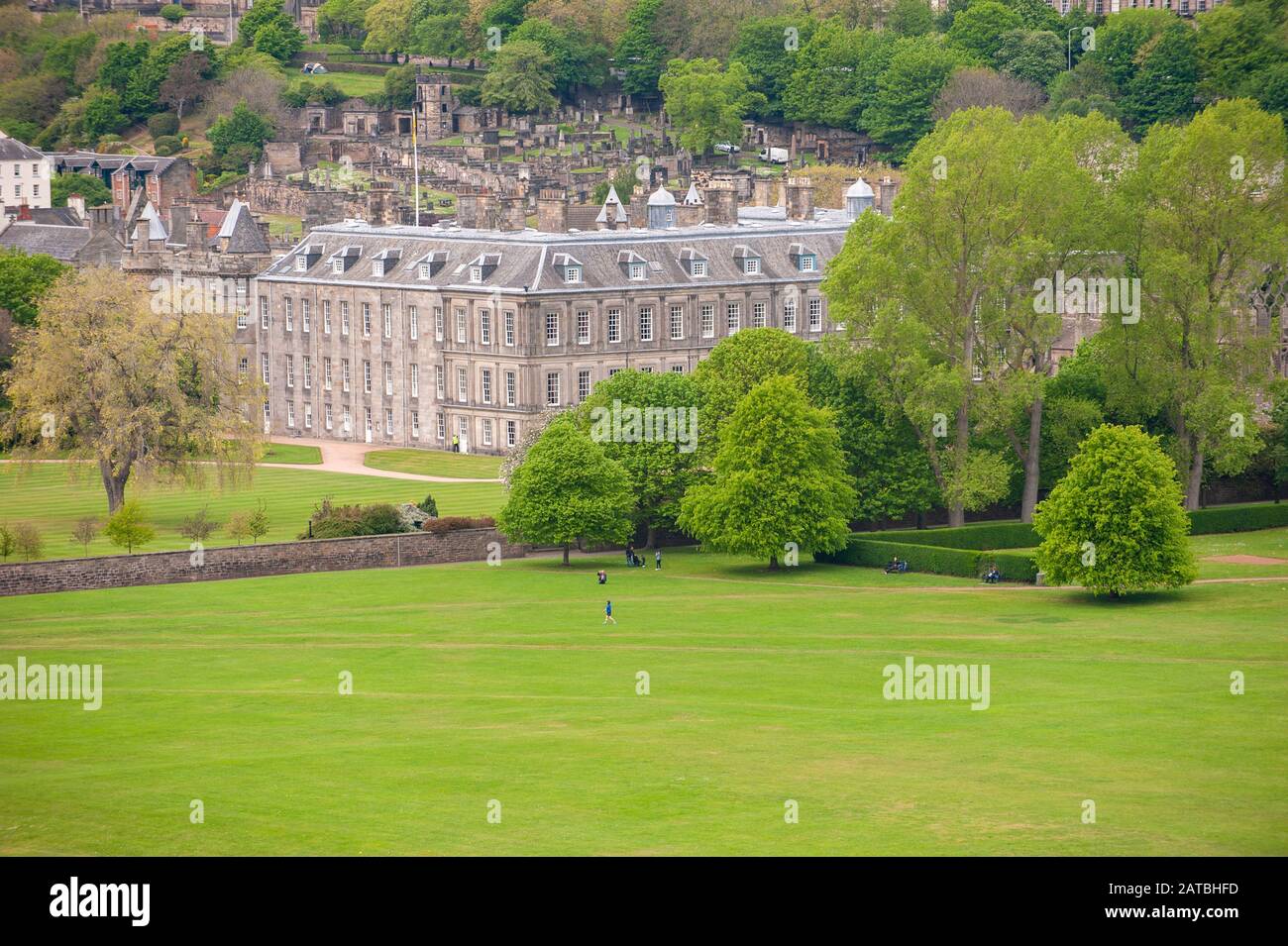 Holyrood Palace, wie von oben zu sehen. Stadtbild/Reisefotografie von Edinburgh von Pep Masip. Stockfoto