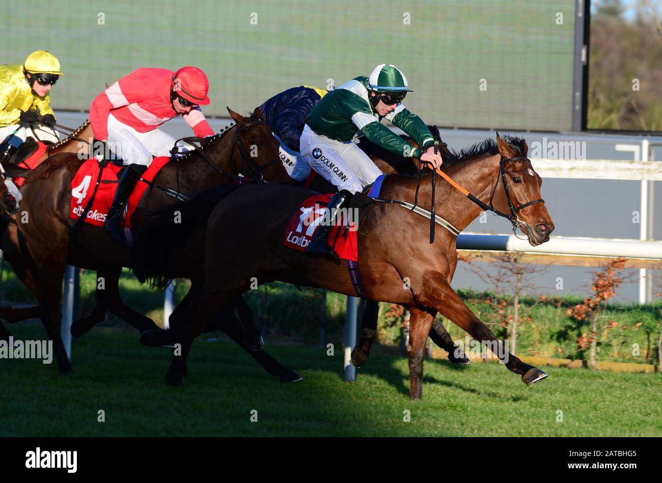 Thosedaysaregone, der von Kevin Brouder (rechts) geritten wurde, gewinnt Die Ladbrokes-Hürde während des ersten Tages des Dublin Racing Festivals auf der Leopardstown Racecourse. Stockfoto