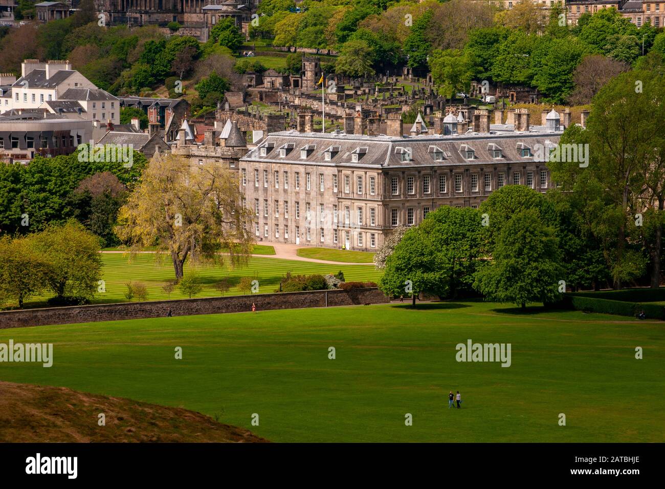Holyrood Palace, wie von oben zu sehen. Stadtbild/Reisefotografie von Edinburgh von Pep Masip. Stockfoto