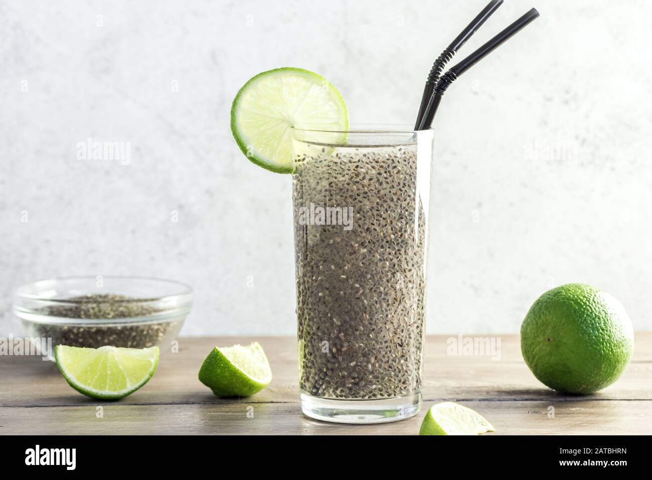 Chia Seeds Detox Wasser mit Limette, Superessgetränk, gesundem Essen und Lifestyle-Konzept. Stockfoto