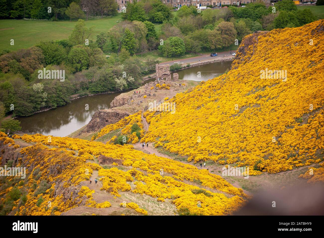 Blick von oben auf die Ruinen von St Margaret's Loch und Saint Anthoy's Chapel auf Arthurs Sitz. Stadtbild/Reisefotografie von Edinburgh von Pep Masip. Stockfoto