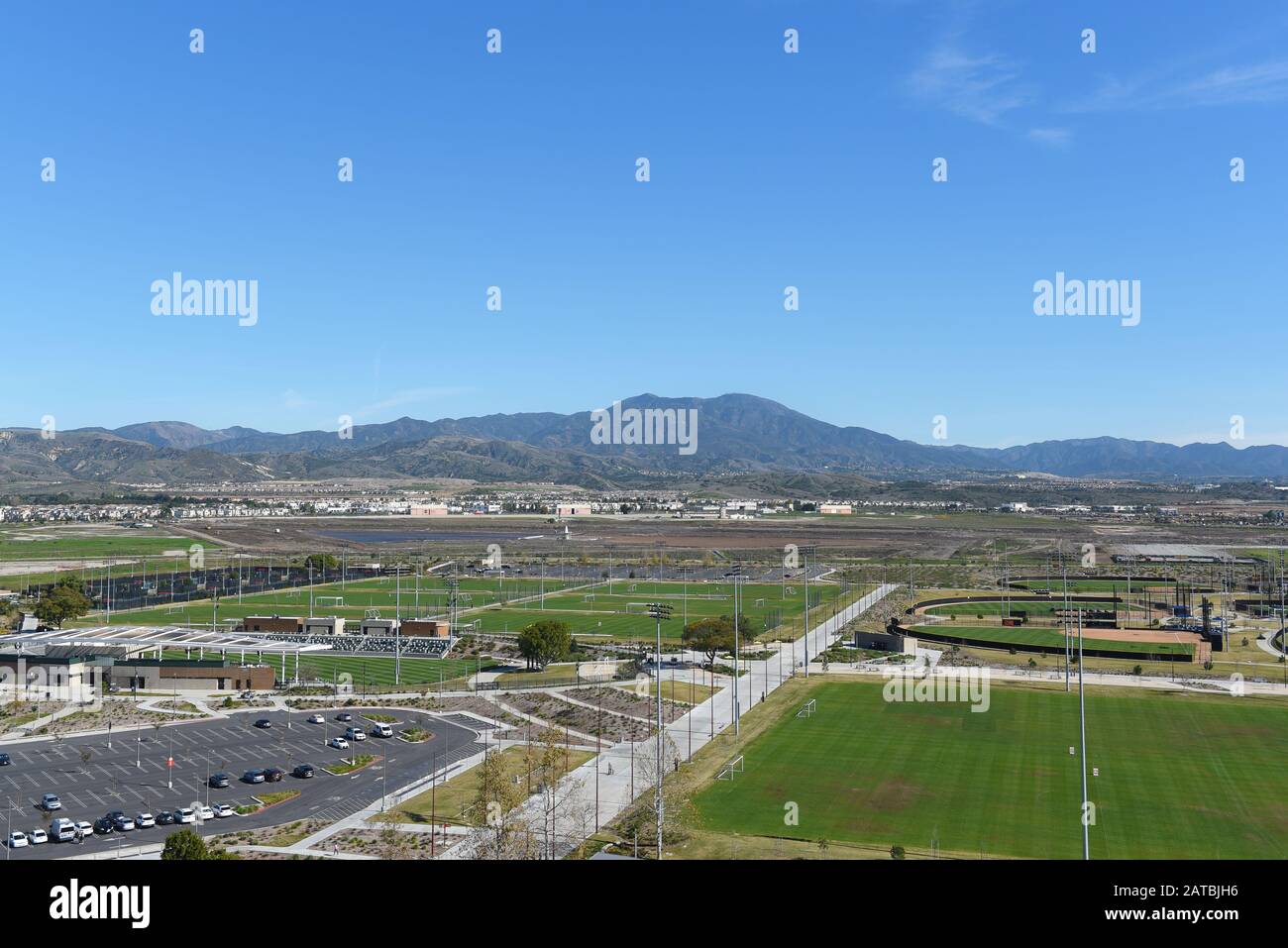 Irvine, KALIFORNIEN - 31. JANUAR 2020: Luftansicht des Fußballstadions, des Softballstadions und der Tennisanlage mit Saddleback Peak. Stockfoto