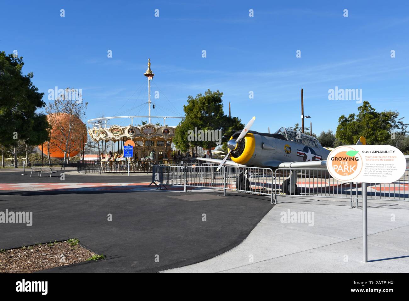 Irvine, KALIFORNIEN - 31. JANUAR 2020: Ballonfahrt im Orange County Great Park, Karussell und SNJ-5 Texan, aus der Zeit des zweiten Weltkriegs. Stockfoto