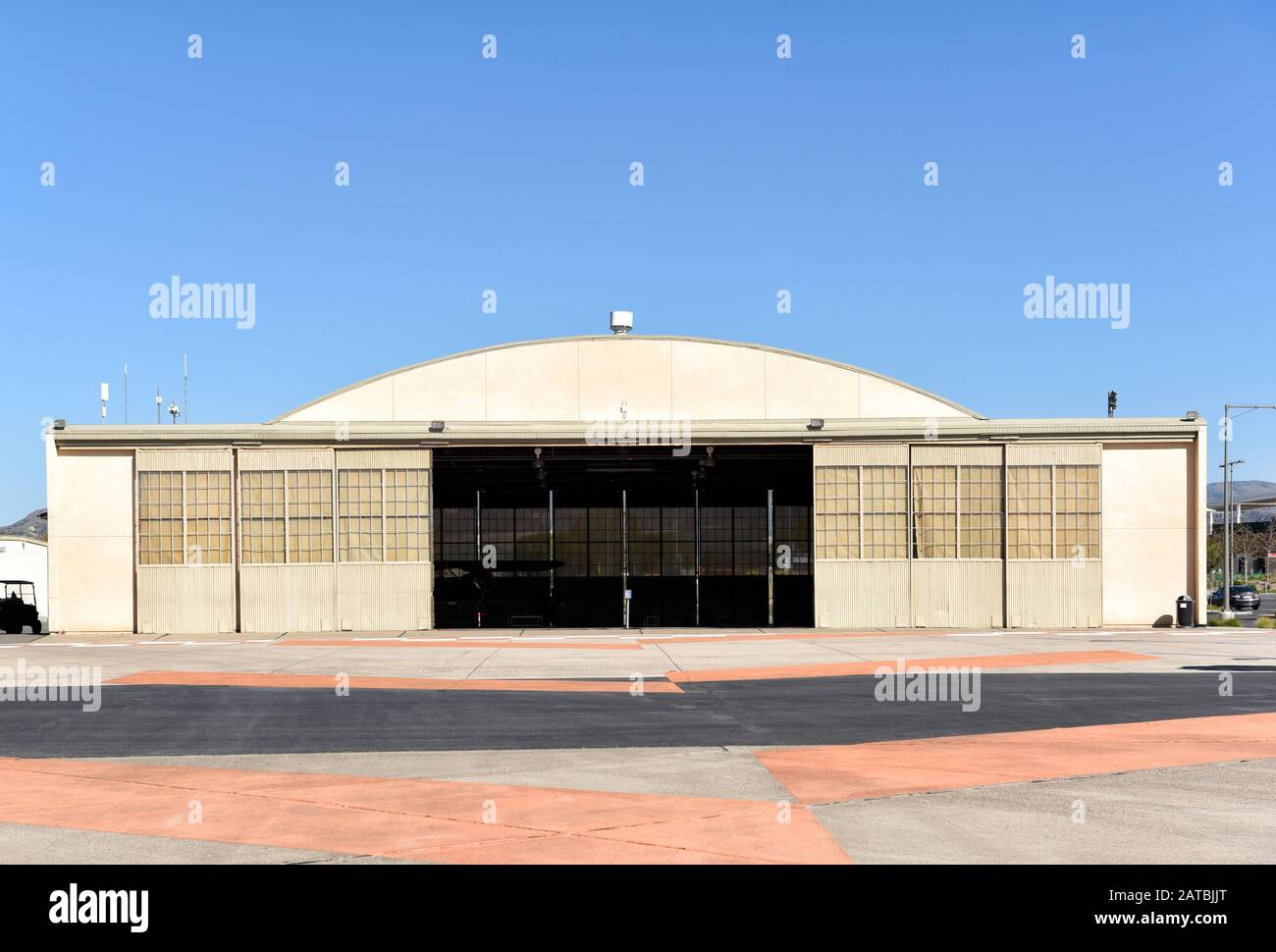 Irvine, KALIFORNIEN - 31. JANUAR 2020: Hangar im Orange County Great Park. Das Gebäude beherbergt die Ausstellung "Heritage and Aviation". Stockfoto