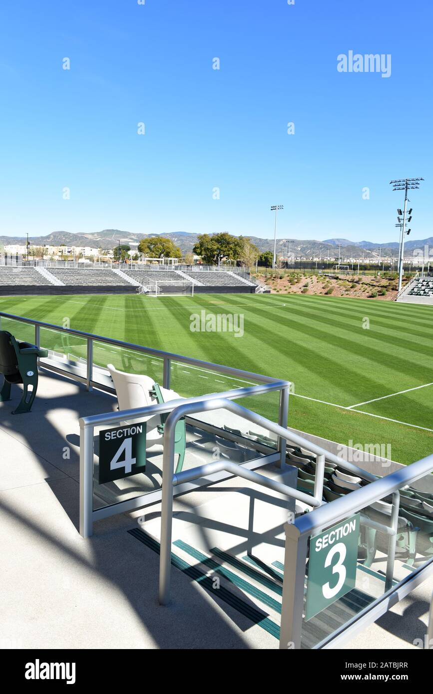 Irvine, KALIFORNIEN - 31. JANUAR 2020: Gang und Sitzdetails des Championship Soccer Stadium im orangefarbenen County Great Park. Stockfoto