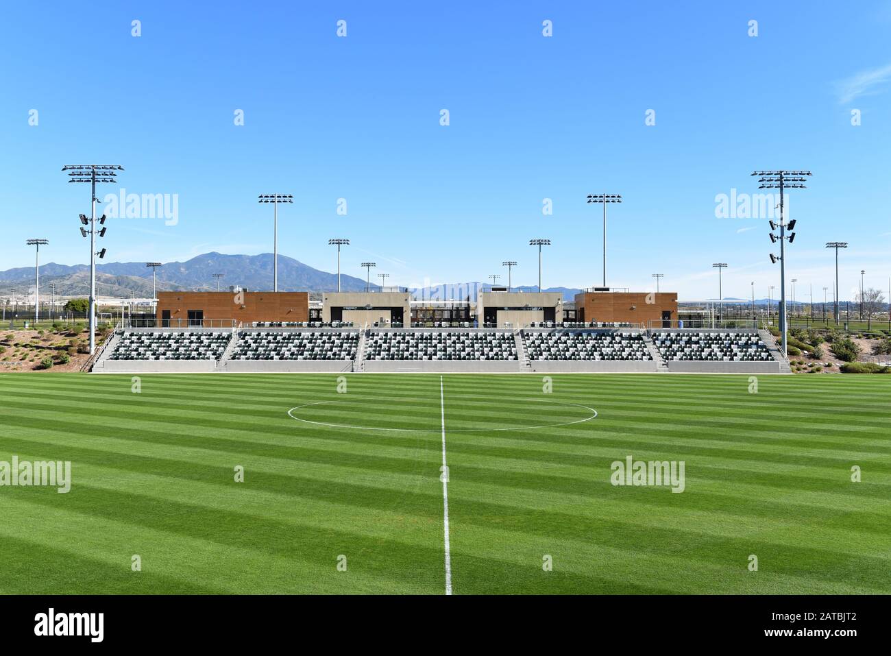 Irvine, KALIFORNIEN - 31. JANUAR 2020: Besuchertribüne im Orange County Great Park Championship Soccer Stadium. Stockfoto