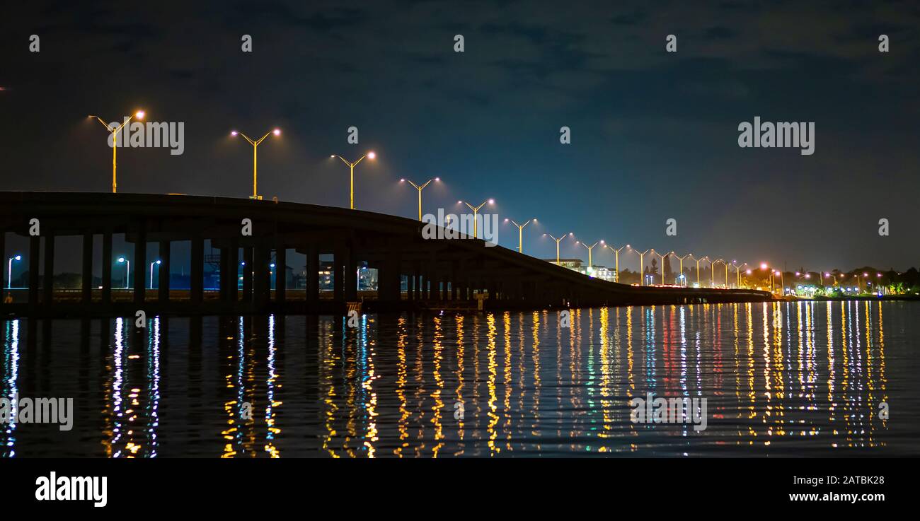 Nachtaufnahmen entlang des Riverwalk am Manatee River in Bradenton Florida Stockfoto