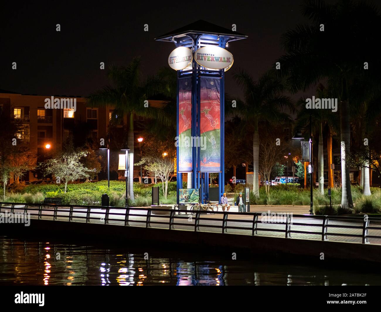 Nachtaufnahmen entlang des Riverwalk am Manatee River in Bradenton Florida Stockfoto