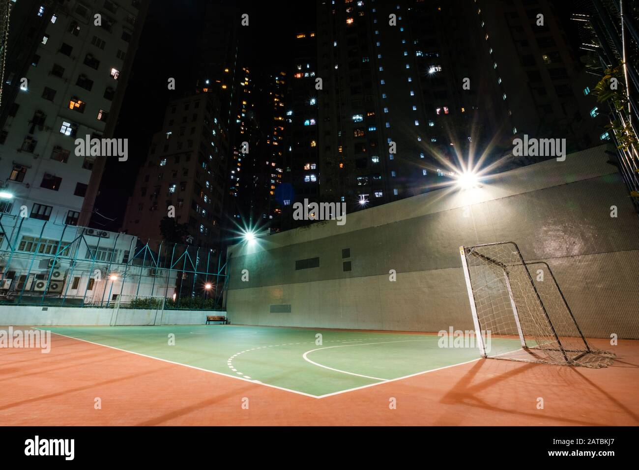 Fußballplatz in der Stadt, Sportplatz in der Nacht - Stockfoto