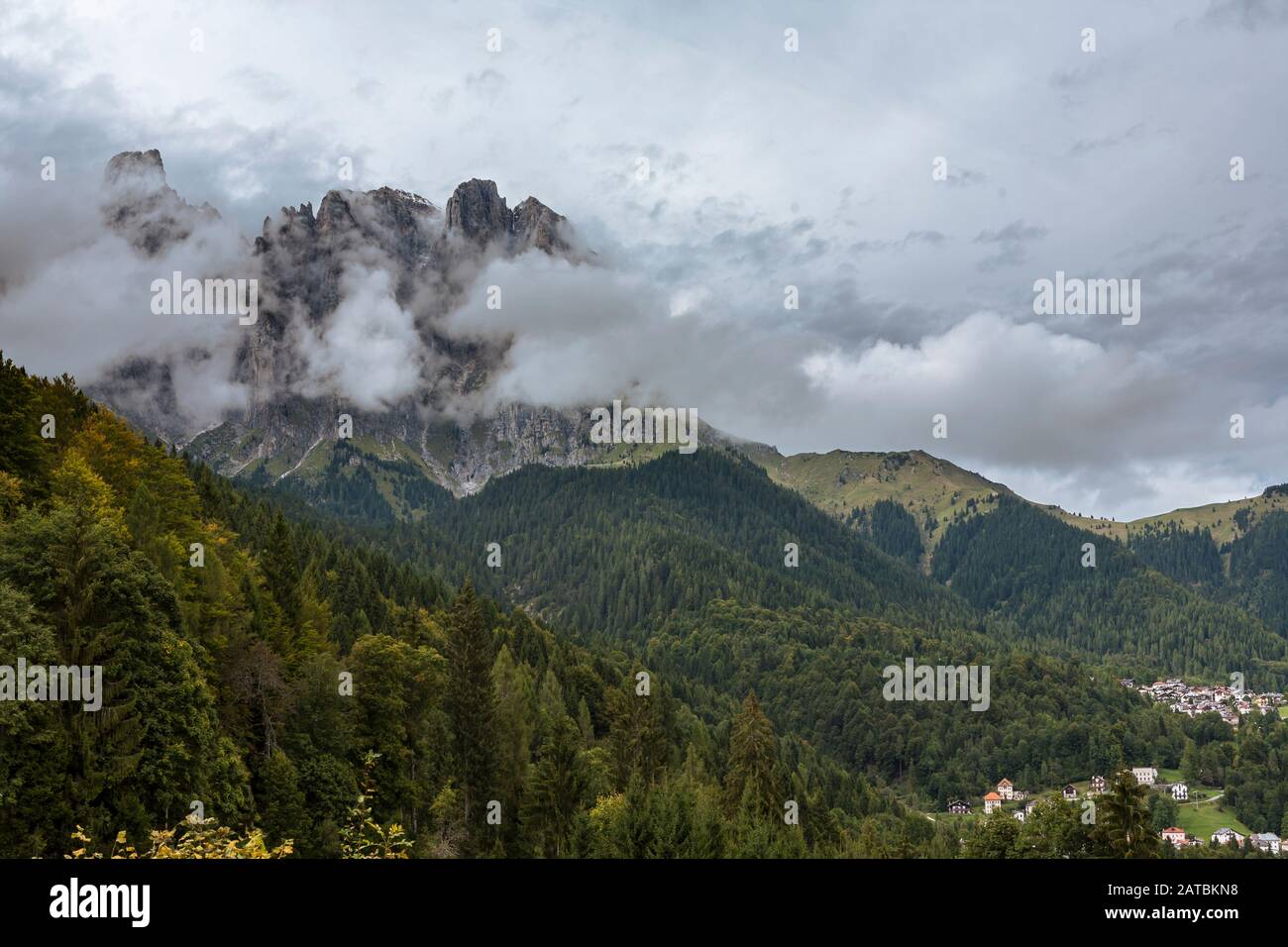 Blick vom Dorf Masoch auf die Croda Grande, Pale di San Martino Gruppe der Doler, mit dem Dorf Gosaldo unten, Venetien, Italien Stockfoto