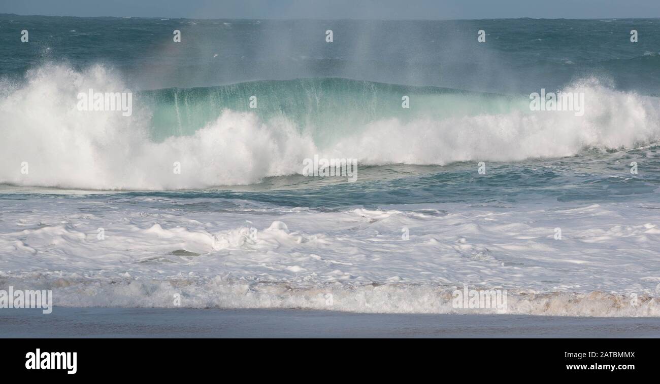 Welle, die in Pendeen, Cornwall, ans Ufer bricht Stockfoto