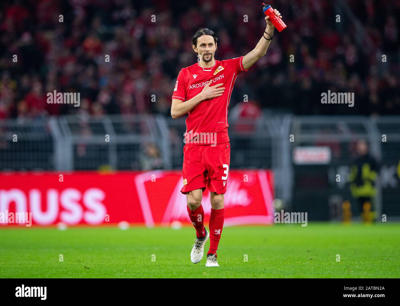 Dortmund, Deutschland. Februar 2020. Fußball: Bundesliga, Borussia Dortmund - 1 FC Union Berlin, 20. Spieltag im Signal Iduna Park. Berlins Neven Subotic, ehemaliger Dortmunder, wird nach dem Spiel von BVB-Fans gefeiert. Kredit: Guido Kirchner / dpa - WICHTIGER HINWEIS: Gemäß den Vorschriften der DFL Deutsche Fußball Liga und des DFB Deutscher Fußball-Bund ist es untersagt, im Stadion und/oder aus dem fotografierten Spiel in Form von Sequenzbildern und/oder videoähnlichen Fotoserien auszunutzen oder auszunutzen./dpa/Alamy Live News Credit: Dpa Picture Alliance / Alamy Live News Stockfoto