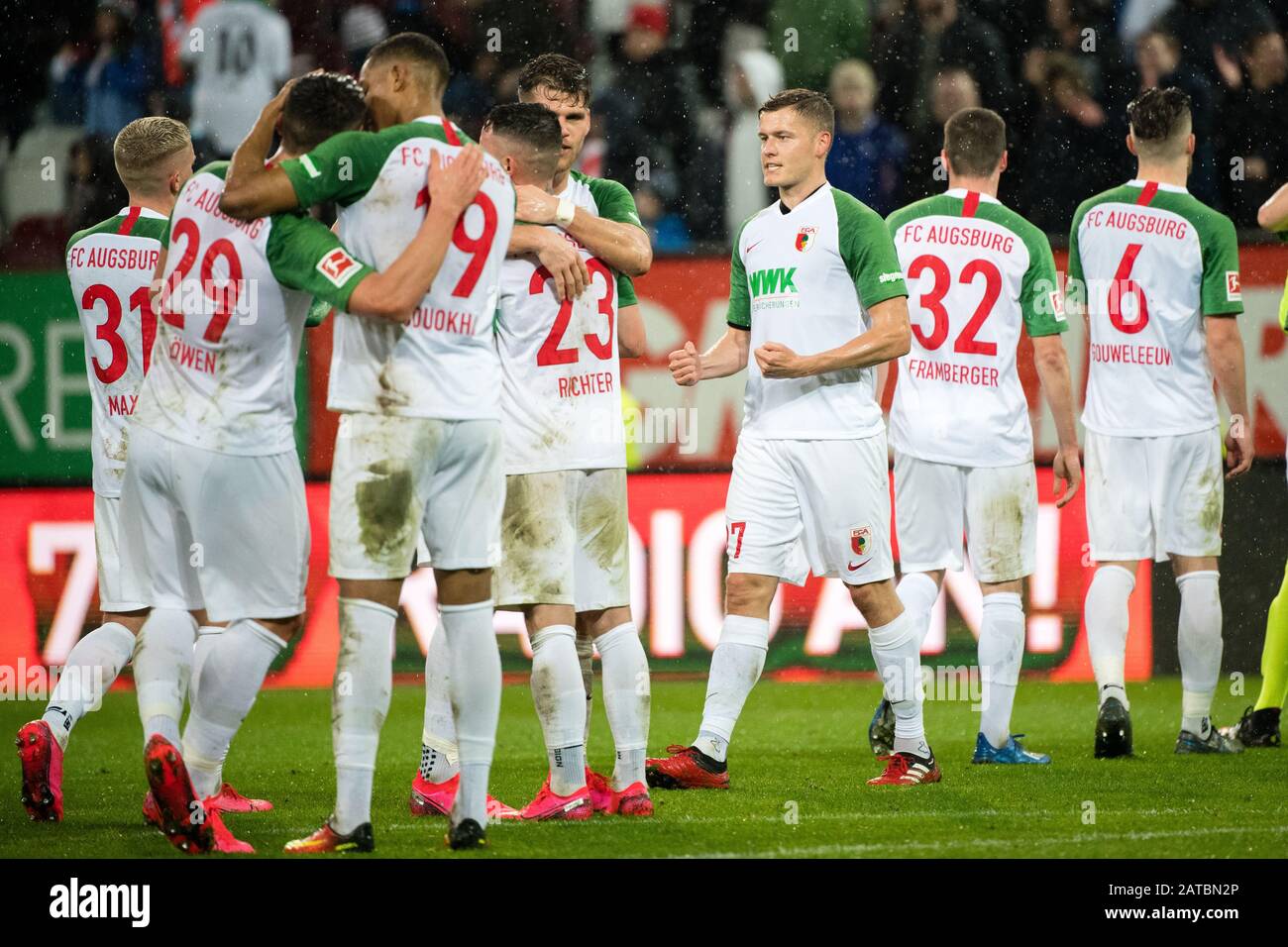 Augsburg, Deutschland. Februar 2020. Fußball: Bundesliga, FC Augsburg - Werder Bremen, 20. Spieltag in der WWK-Arena. Alfred Finnbogason aus Augsburg feiert nach Spielende den Sieg mit der Mannschaft. Kredit: Matthias Balk / dpa - WICHTIGER HINWEIS: Gemäß den Vorschriften der DFL Deutsche Fußball Liga und des DFB Deutscher Fußball-Bund ist es untersagt, im Stadion und/oder aus dem fotografierten Spiel in Form von Sequenzbildern und/oder videoähnlichen Fotoserien auszunutzen oder auszunutzen./dpa/Alamy Live News Credit: Dpa Picture Alliance / Alamy Live News Stockfoto